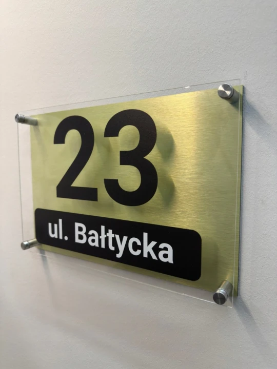 Wytrzymała tabliczka adresowa numer domu nazwa ulicy złota plexi dystanse