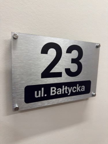 Tabliczka adresowa numer domu 30x20 cm aluminium personalizowana dystanse