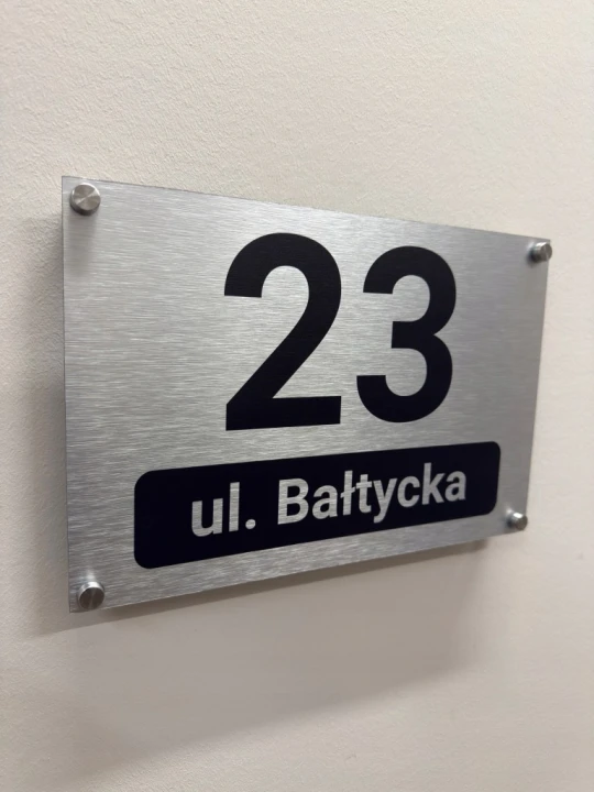 Tabliczka adresowa numer domu 30x20 cm aluminium personalizowana dystanse