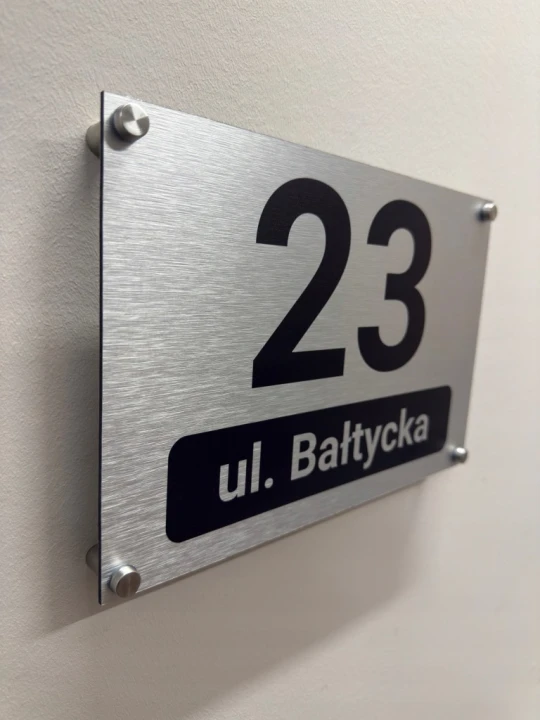 Tabliczka adresowa numer domu 30x20 cm aluminium personalizowana dystanse