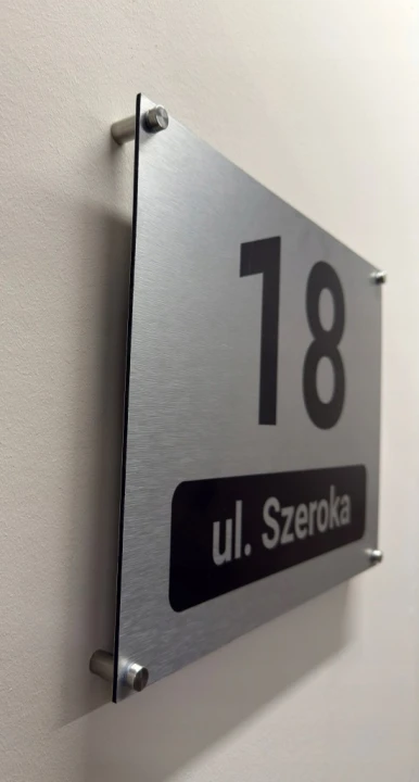 Duża tabliczka adresowa 40x30 cm numer domu ulica miasto srebrna + DYSTANSE