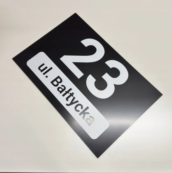 Czarna tabliczka adresowa 30x20 cm nazwa ulicy numer dom aluminium dystanse